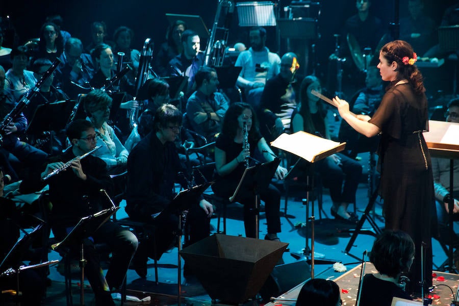 La plantilla habitual de la orquesta se duplica con cerca de un centenar de músicos, dirigidos por Virginia Martínez, para llevar a cabo un concierto especial