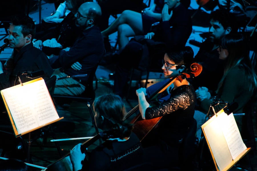 La plantilla habitual de la orquesta se duplica con cerca de un centenar de músicos, dirigidos por Virginia Martínez, para llevar a cabo un concierto especial