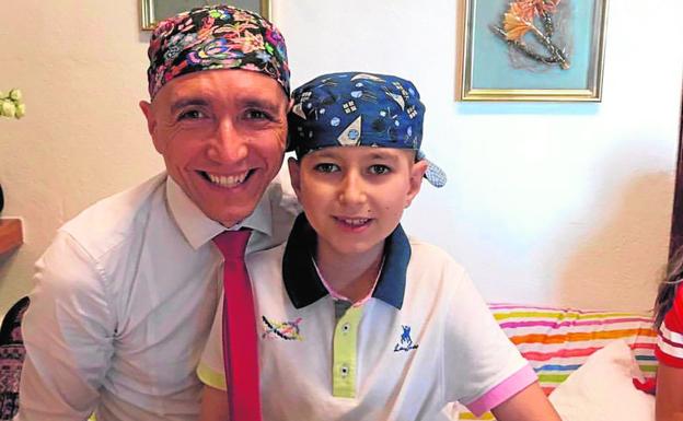 José Perea, con su hijo pequeño, José, a quien su hermana mayor le donó médula para combatir la leucemia de la que se recupera.