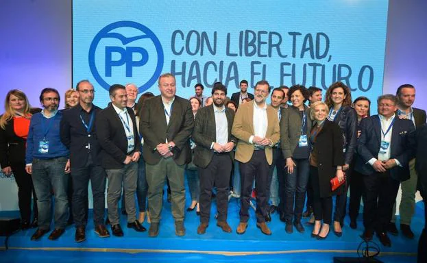 La actual cúpula del PP regional junto a Rajoy en el cónclave del partido.
