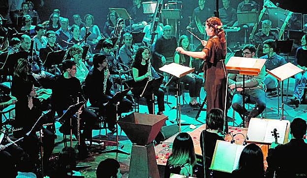 Momento del concierto de la OSRM ayer en el TCM, con músicos y público juntos. 