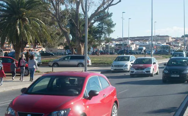 El 'multacar', este martes, por los alrededores del colegio San Vicente de Paúl.