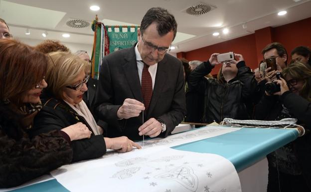 El alcalde de Murcia, José Ballesta, en el acto de la primera puntada.