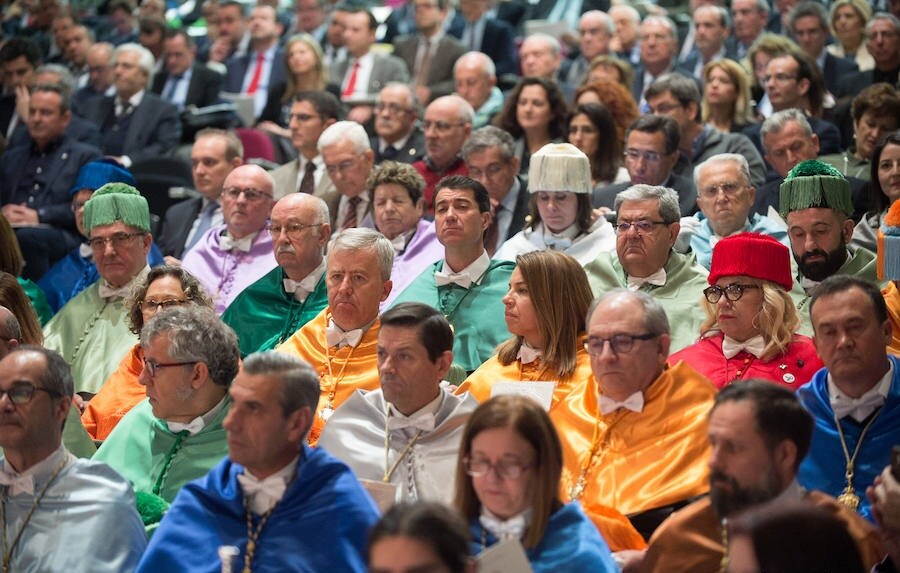 La investidura ha tenido lugar con una ceremonia presidida por el rector José Orihuela en el salón de actos de la Facultad de Economía y Empresa