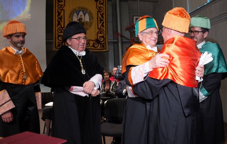 La investidura ha tenido lugar con una ceremonia presidida por el rector José Orihuela en el salón de actos de la Facultad de Economía y Empresa