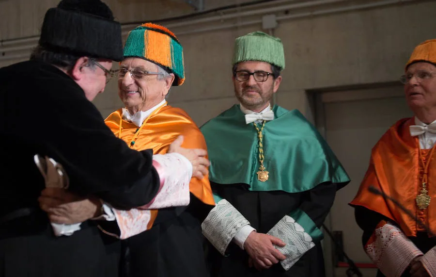 La investidura ha tenido lugar con una ceremonia presidida por el rector José Orihuela en el salón de actos de la Facultad de Economía y Empresa