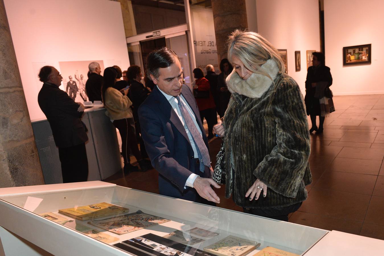 El Palacio Almudí de Murcia inauguró la exposición ‘Pintura ilustrada. Ilustración pintada’, que reúne por primera vez en la capital la obra de los hermanos José Francisco y Antonio Aguirre, destacados ilustradores y pintores murcianos.