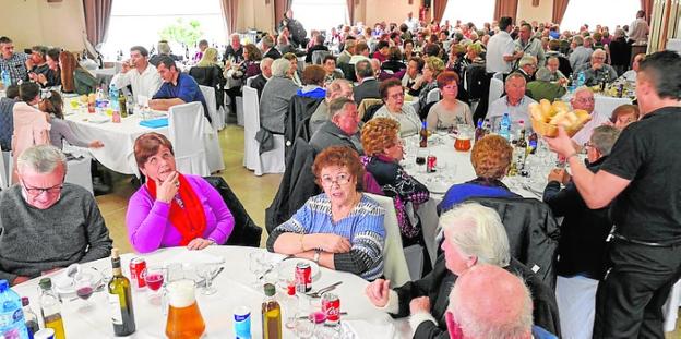 Los pensionistas, de comida, en la jornada de convivencia. 