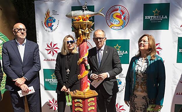 El Gran Pez, Doña Sardina, el presidente de la Agrupación y la alcaldesa de San Pedro, durante la presentación.