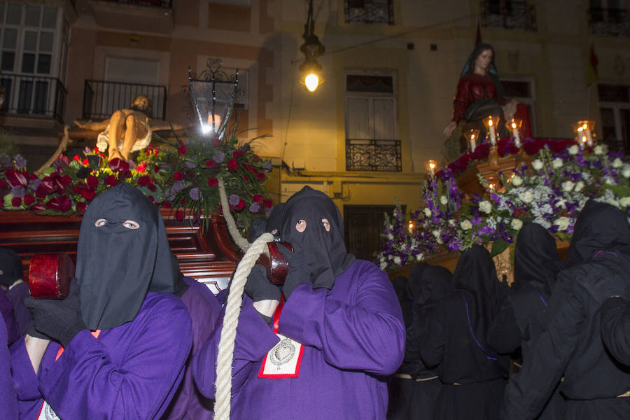 La primera procesión de España ha realizado estación penitencial en la iglesia de Santa María de Gracia, ante la imagen de la Virgen del Rosell, y en la basílica de la Caridad, ante la imagen de la actual Patrona 