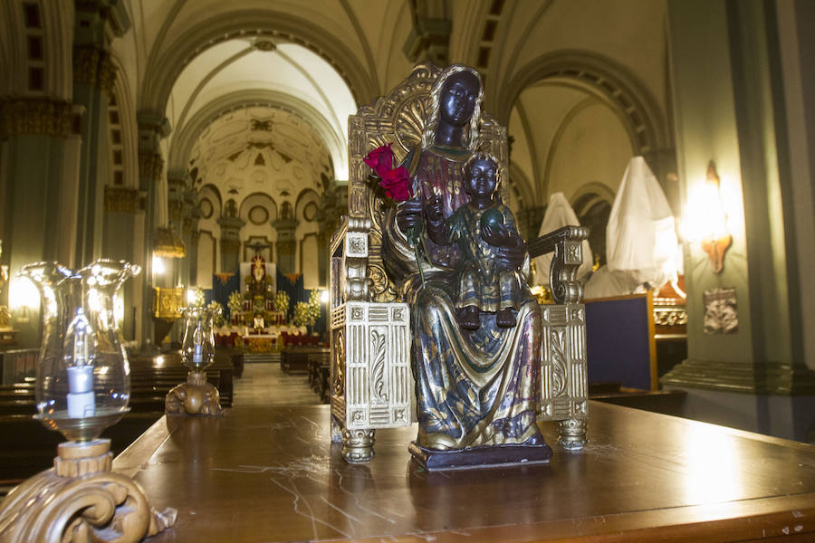 La primera procesión de España ha realizado estación penitencial en la iglesia de Santa María de Gracia, ante la imagen de la Virgen del Rosell, y en la basílica de la Caridad, ante la imagen de la actual Patrona 