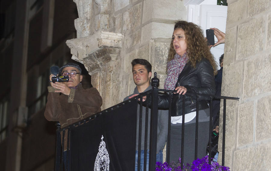 La primera procesión de España ha realizado estación penitencial en la iglesia de Santa María de Gracia, ante la imagen de la Virgen del Rosell, y en la basílica de la Caridad, ante la imagen de la actual Patrona 