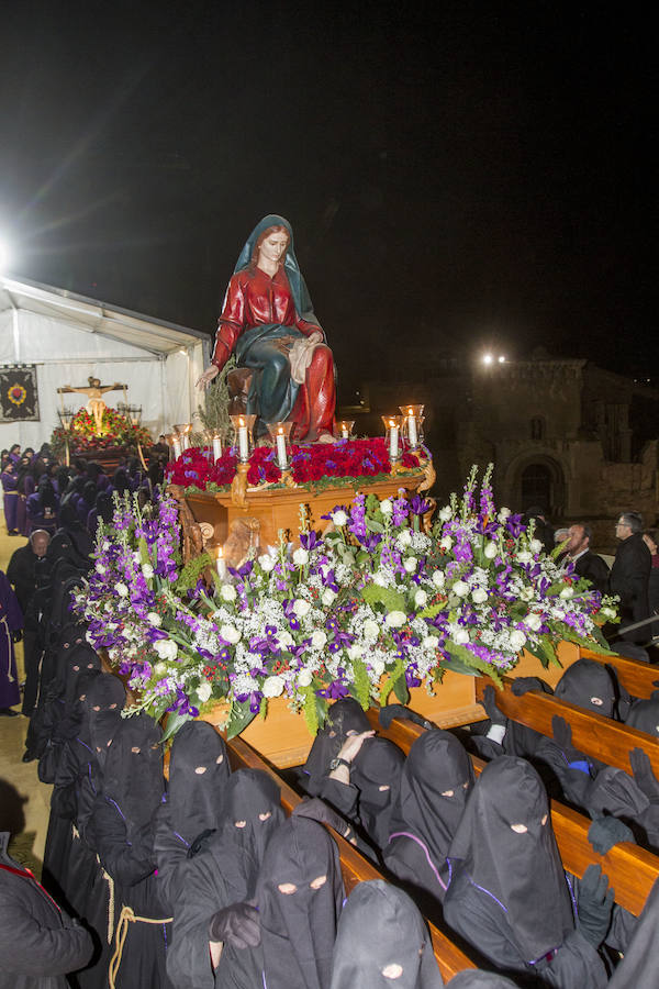La primera procesión de España ha realizado estación penitencial en la iglesia de Santa María de Gracia, ante la imagen de la Virgen del Rosell, y en la basílica de la Caridad, ante la imagen de la actual Patrona 
