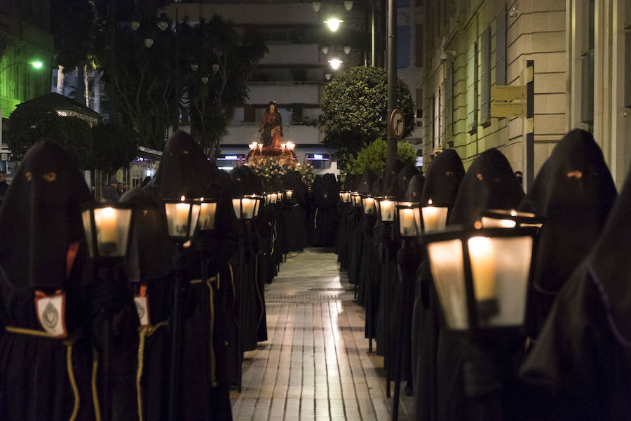 La primera procesión de España ha realizado estación penitencial en la iglesia de Santa María de Gracia, ante la imagen de la Virgen del Rosell, y en la basílica de la Caridad, ante la imagen de la actual Patrona 