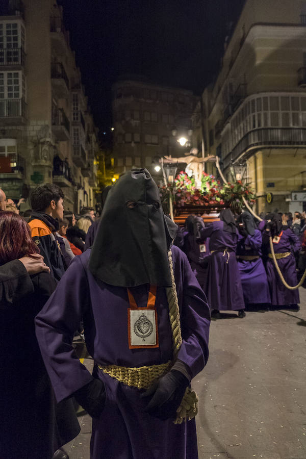 La primera procesión de España ha realizado estación penitencial en la iglesia de Santa María de Gracia, ante la imagen de la Virgen del Rosell, y en la basílica de la Caridad, ante la imagen de la actual Patrona 