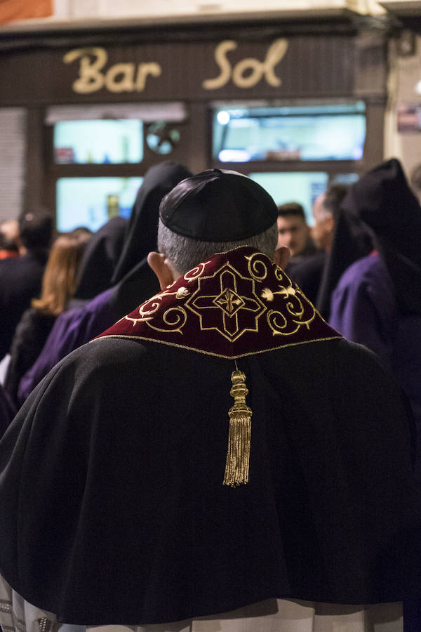 La primera procesión de España ha realizado estación penitencial en la iglesia de Santa María de Gracia, ante la imagen de la Virgen del Rosell, y en la basílica de la Caridad, ante la imagen de la actual Patrona 