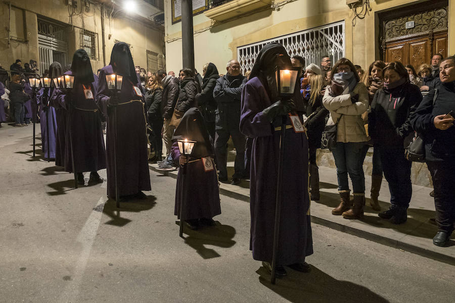 La primera procesión de España ha realizado estación penitencial en la iglesia de Santa María de Gracia, ante la imagen de la Virgen del Rosell, y en la basílica de la Caridad, ante la imagen de la actual Patrona 