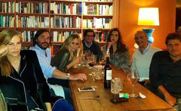 Marta Sánchez, con amigos.