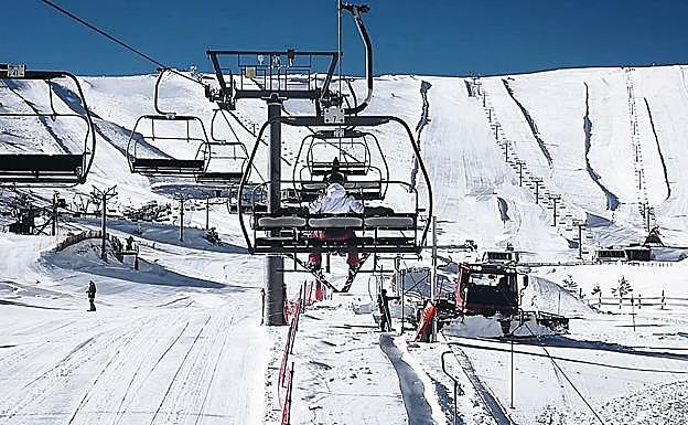 Con sol y mucha nieve. Así se afronta el inicio de la primavera en 'La Nieve de Madrid'