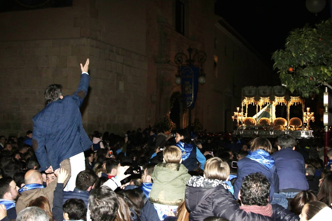 Cuando el trono de la titular del Paso Azul cruzó el umbral de San Francisco los fieles gritaron vivas «a la Reina del cielo»