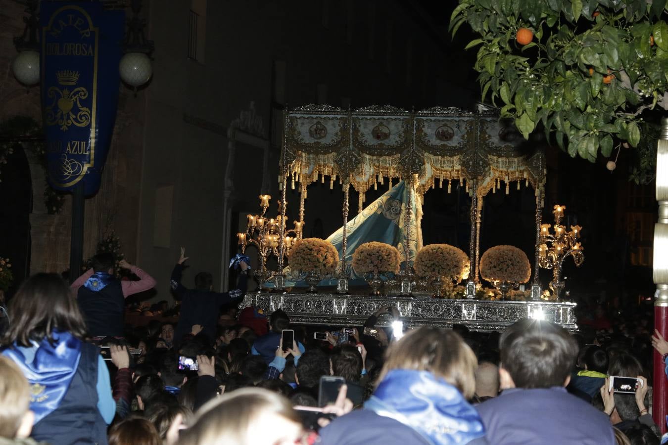 Cuando el trono de la titular del Paso Azul cruzó el umbral de San Francisco los fieles gritaron vivas «a la Reina del cielo»