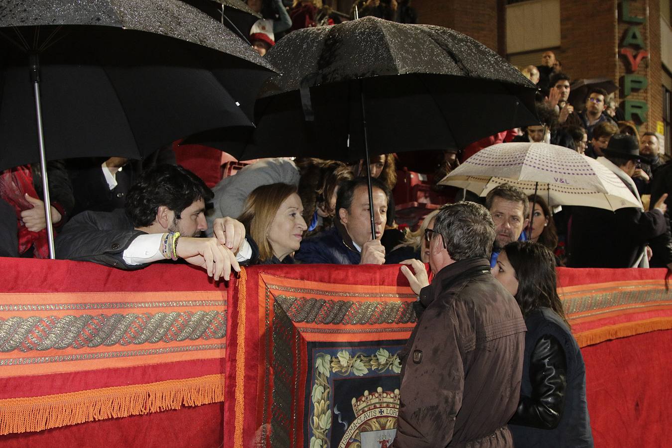 La lluvia obligó a la Dolorosa a resguardarse bajo la carpa de San Mateo para retomar poco después su desfile por la carrera