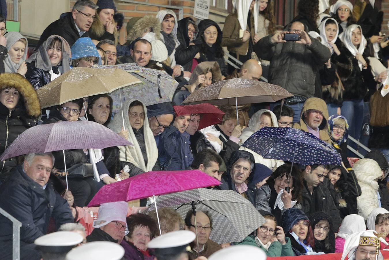 La lluvia obligó a la Dolorosa a resguardarse bajo la carpa de San Mateo para retomar poco después su desfile por la carrera