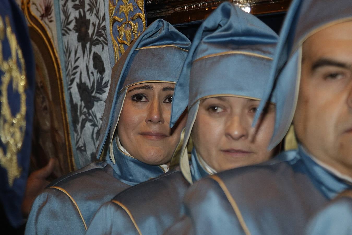 La lluvia obligó a la Dolorosa a resguardarse bajo la carpa de San Mateo para retomar poco después su desfile por la carrera