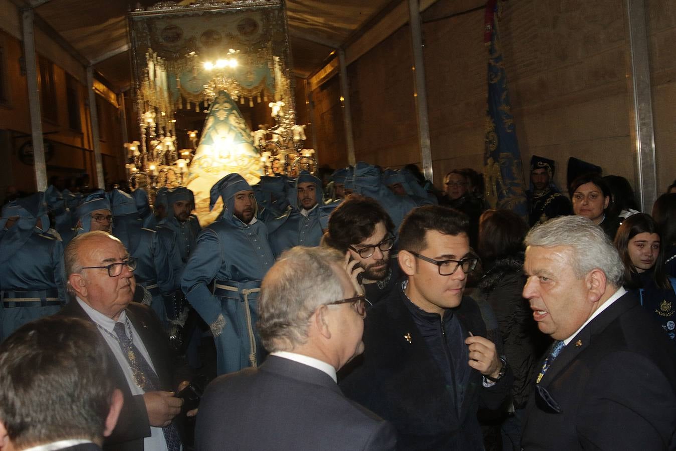 La lluvia obligó a la Dolorosa a resguardarse bajo la carpa de San Mateo para retomar poco después su desfile por la carrera