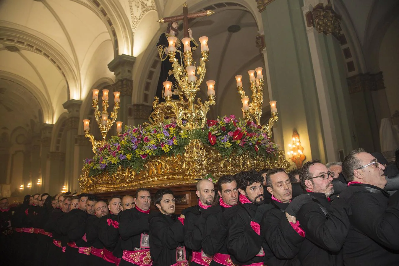 Los californios agilizan su primera procesión por la amenaza de lluvia, tras salir 20 minutos tarde