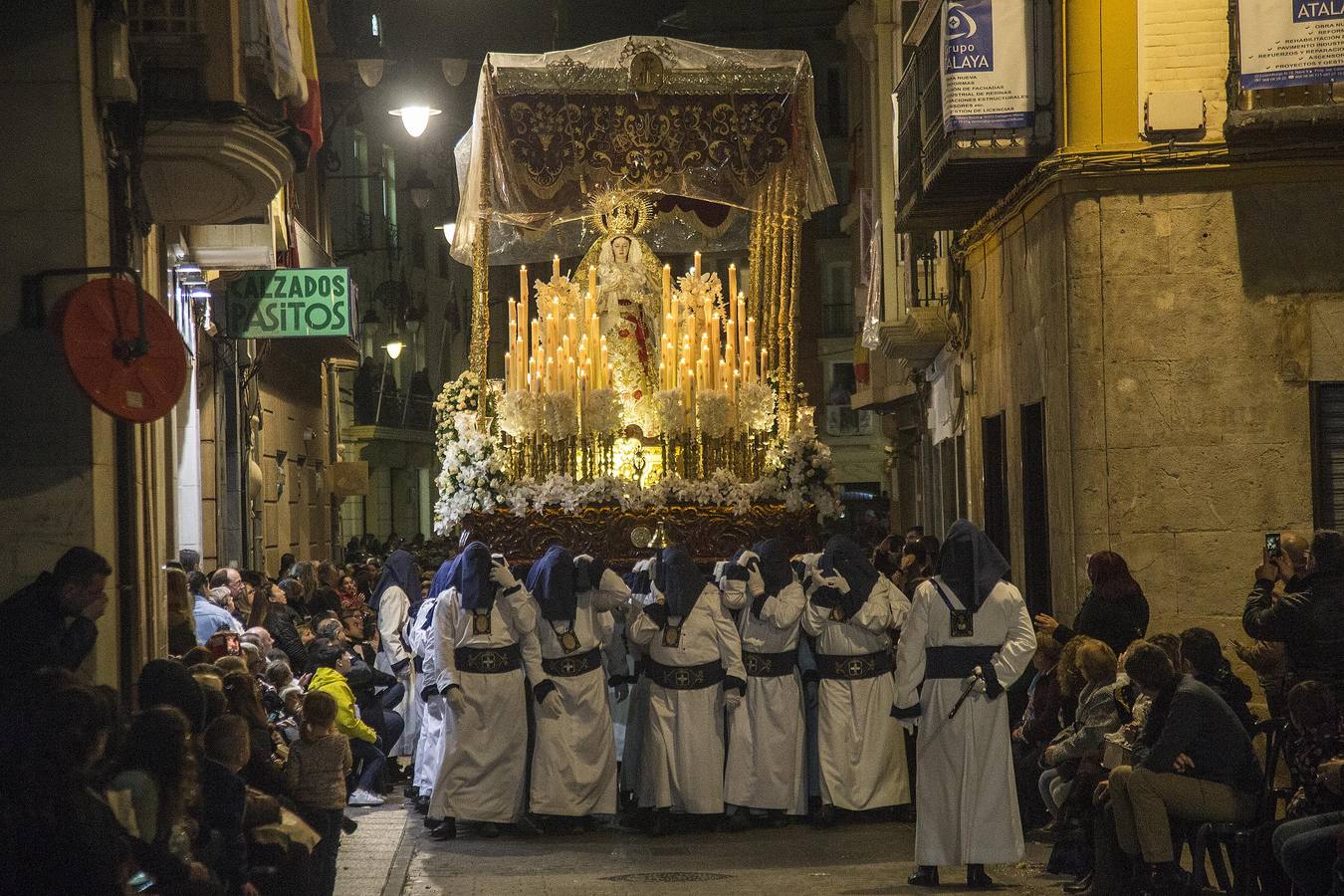 Los californios agilizan su primera procesión por la amenaza de lluvia, tras salir 20 minutos tarde