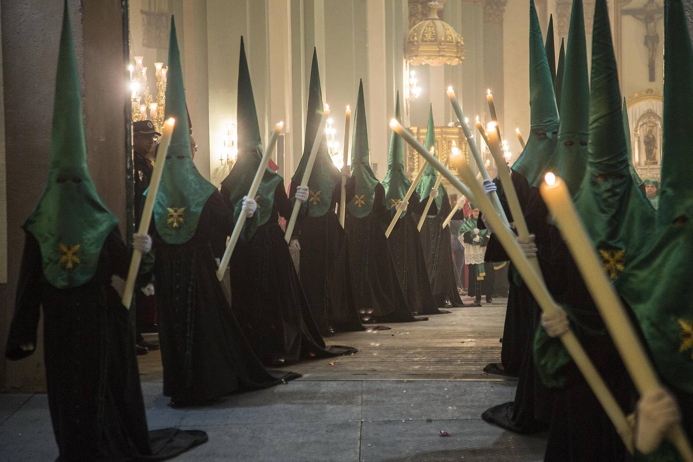 Los californios agilizan su primera procesión por la amenaza de lluvia, tras salir 20 minutos tarde