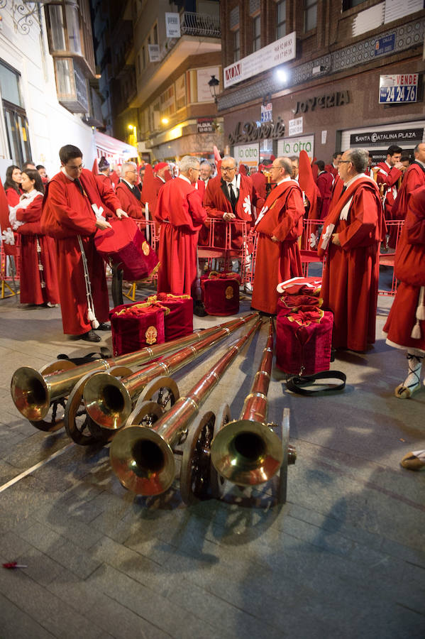 La procesión corinta de Santa Catalina recorrió la ciudad en la celebración del 25 aniversario de su fundación en una tarde desapacible. La institución que desfiló desde Santa Catalina estrenó una Cruz Alzada y el Cristo titular nuevas cantoneras de oro