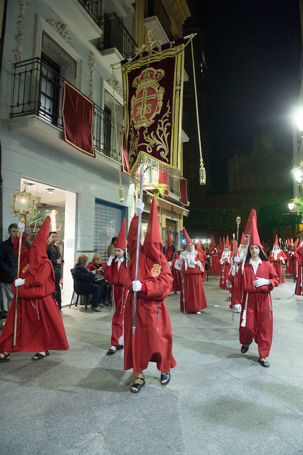 La procesión corinta de Santa Catalina recorrió la ciudad en la celebración del 25 aniversario de su fundación en una tarde desapacible. La institución que desfiló desde Santa Catalina estrenó una Cruz Alzada y el Cristo titular nuevas cantoneras de oro