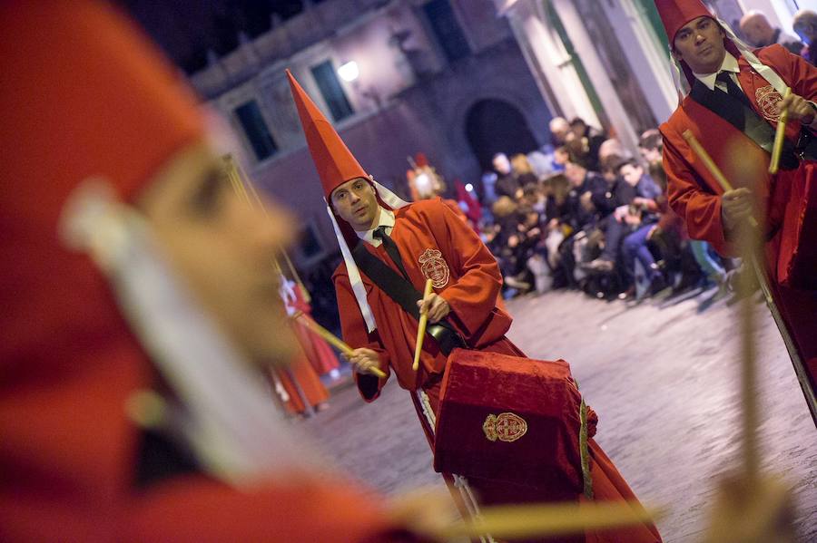 La procesión corinta de Santa Catalina recorrió la ciudad en la celebración del 25 aniversario de su fundación en una tarde desapacible. La institución que desfiló desde Santa Catalina estrenó una Cruz Alzada y el Cristo titular nuevas cantoneras de oro