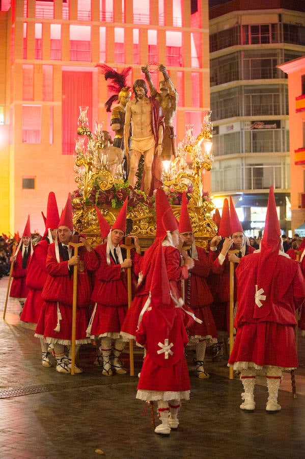 La procesión corinta de Santa Catalina recorrió la ciudad en la celebración del 25 aniversario de su fundación en una tarde desapacible. La institución que desfiló desde Santa Catalina estrenó una Cruz Alzada y el Cristo titular nuevas cantoneras de oro