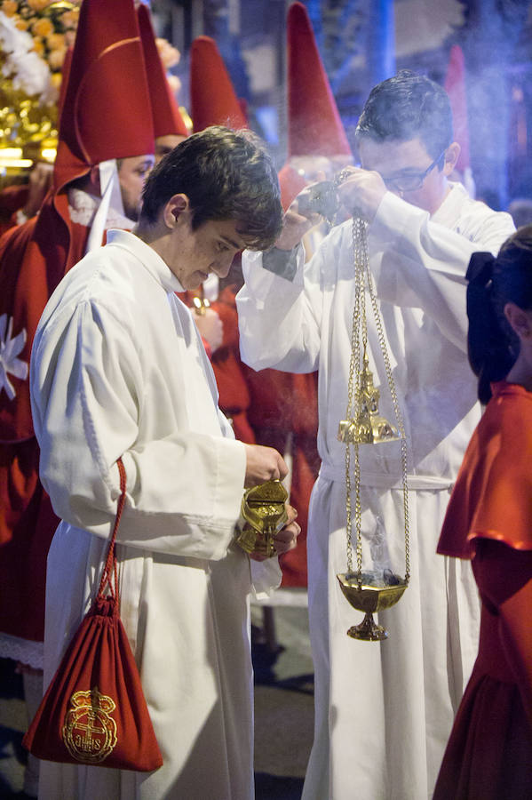 La procesión corinta de Santa Catalina recorrió la ciudad en la celebración del 25 aniversario de su fundación en una tarde desapacible. La institución que desfiló desde Santa Catalina estrenó una Cruz Alzada y el Cristo titular nuevas cantoneras de oro