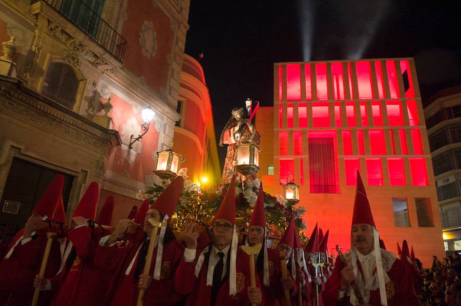 La procesión corinta de Santa Catalina recorrió la ciudad en la celebración del 25 aniversario de su fundación en una tarde desapacible. La institución que desfiló desde Santa Catalina estrenó una Cruz Alzada y el Cristo titular nuevas cantoneras de oro