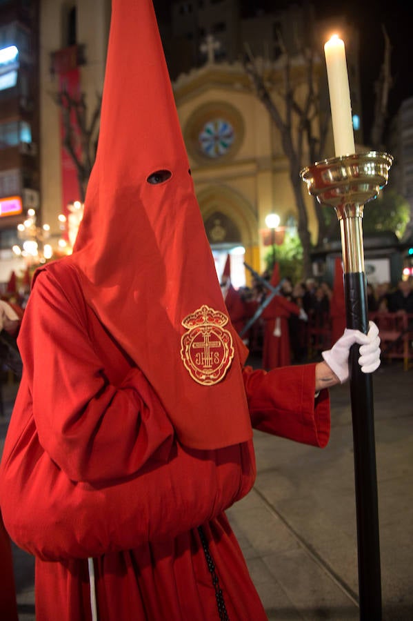 La procesión corinta de Santa Catalina recorrió la ciudad en la celebración del 25 aniversario de su fundación en una tarde desapacible. La institución que desfiló desde Santa Catalina estrenó una Cruz Alzada y el Cristo titular nuevas cantoneras de oro