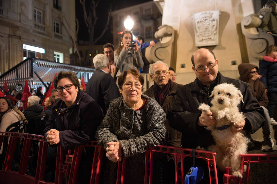 La procesión corinta de Santa Catalina recorrió la ciudad en la celebración del 25 aniversario de su fundación en una tarde desapacible. La institución que desfiló desde Santa Catalina estrenó una Cruz Alzada y el Cristo titular nuevas cantoneras de oro