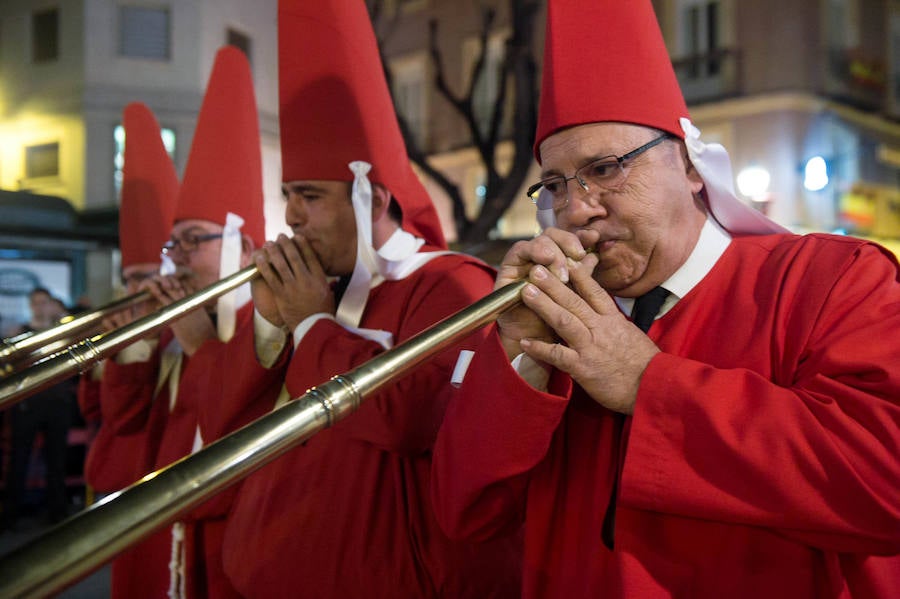 La procesión corinta de Santa Catalina recorrió la ciudad en la celebración del 25 aniversario de su fundación en una tarde desapacible. La institución que desfiló desde Santa Catalina estrenó una Cruz Alzada y el Cristo titular nuevas cantoneras de oro