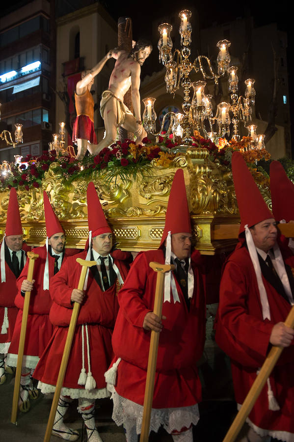 La procesión corinta de Santa Catalina recorrió la ciudad en la celebración del 25 aniversario de su fundación en una tarde desapacible. La institución que desfiló desde Santa Catalina estrenó una Cruz Alzada y el Cristo titular nuevas cantoneras de oro