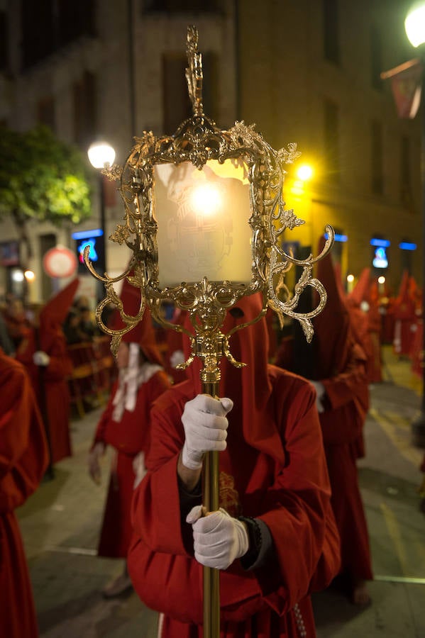 La procesión corinta de Santa Catalina recorrió la ciudad en la celebración del 25 aniversario de su fundación en una tarde desapacible. La institución que desfiló desde Santa Catalina estrenó una Cruz Alzada y el Cristo titular nuevas cantoneras de oro