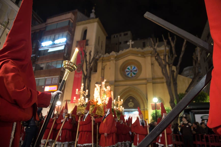 La procesión corinta de Santa Catalina recorrió la ciudad en la celebración del 25 aniversario de su fundación en una tarde desapacible. La institución que desfiló desde Santa Catalina estrenó una Cruz Alzada y el Cristo titular nuevas cantoneras de oro