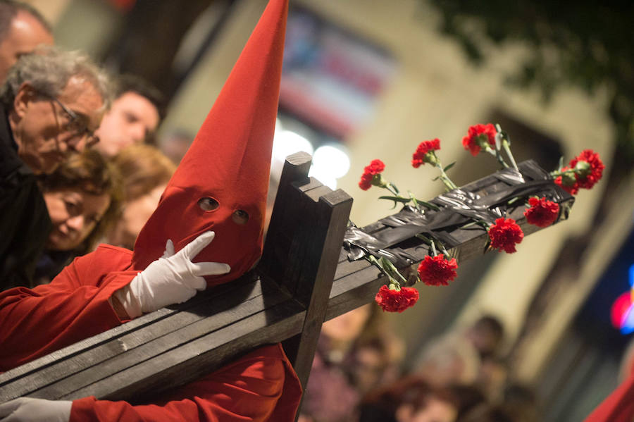 La procesión corinta de Santa Catalina recorrió la ciudad en la celebración del 25 aniversario de su fundación en una tarde desapacible. La institución que desfiló desde Santa Catalina estrenó una Cruz Alzada y el Cristo titular nuevas cantoneras de oro