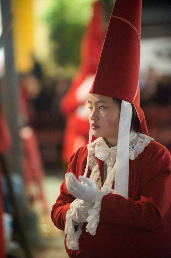 La procesión corinta de Santa Catalina recorrió la ciudad en la celebración del 25 aniversario de su fundación en una tarde desapacible. La institución que desfiló desde Santa Catalina estrenó una Cruz Alzada y el Cristo titular nuevas cantoneras de oro