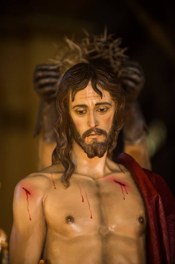 La procesión corinta de Santa Catalina recorrió la ciudad en la celebración del 25 aniversario de su fundación en una tarde desapacible. La institución que desfiló desde Santa Catalina estrenó una Cruz Alzada y el Cristo titular nuevas cantoneras de oro