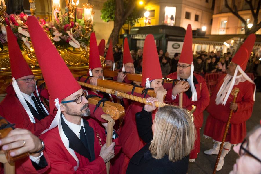 La procesión corinta de Santa Catalina recorrió la ciudad en la celebración del 25 aniversario de su fundación en una tarde desapacible. La institución que desfiló desde Santa Catalina estrenó una Cruz Alzada y el Cristo titular nuevas cantoneras de oro