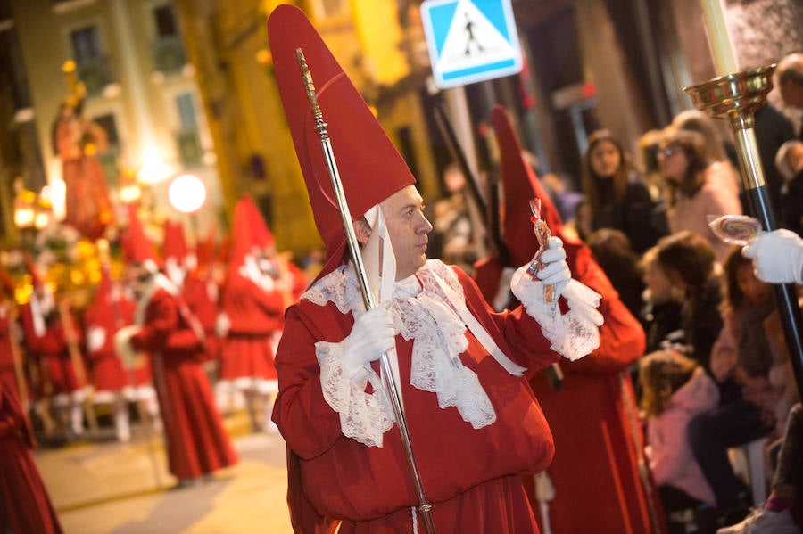 La procesión corinta de Santa Catalina recorrió la ciudad en la celebración del 25 aniversario de su fundación en una tarde desapacible. La institución que desfiló desde Santa Catalina estrenó una Cruz Alzada y el Cristo titular nuevas cantoneras de oro