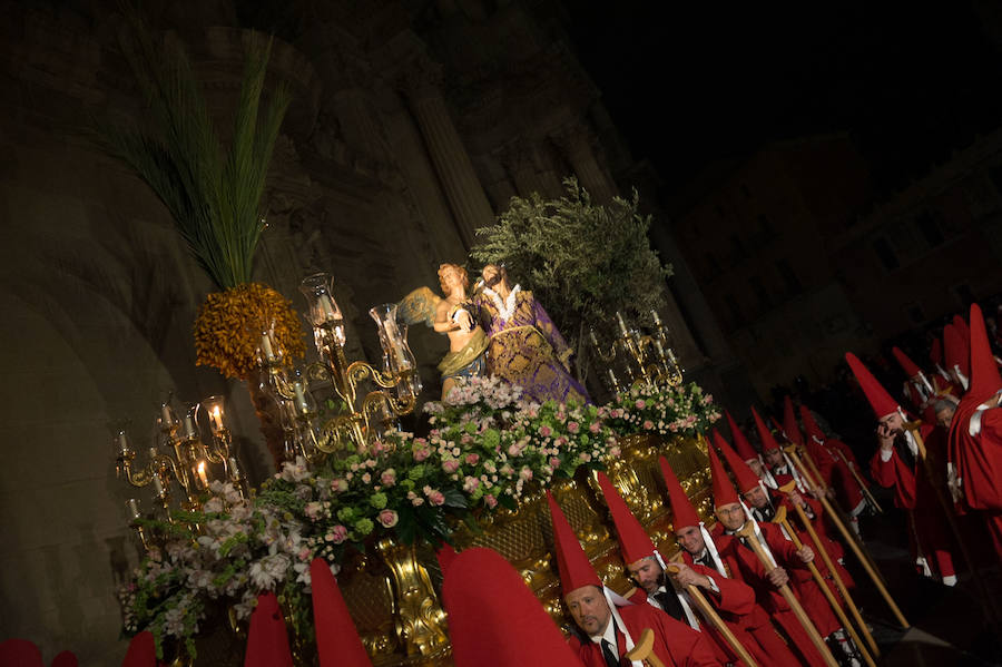 La procesión corinta de Santa Catalina recorrió la ciudad en la celebración del 25 aniversario de su fundación en una tarde desapacible. La institución que desfiló desde Santa Catalina estrenó una Cruz Alzada y el Cristo titular nuevas cantoneras de oro